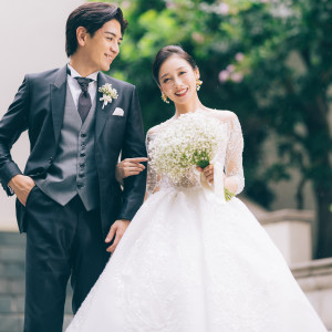 挙式日の幸せに満ちた笑顔や、涙があふれる感動の瞬間を捉えたスナップ写真。|ザ・リッツ・カールトン大阪の写真(54611070)