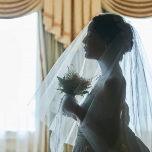 神聖な花嫁の衣裳には、細部にまでこだわりを。|ザ・リッツ・カールトン大阪の写真(15588905)