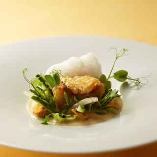 伝統的なテクニックとシェフの感性が織り成す美食で、お客様のおもてなしを。