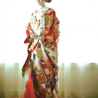 日本の伝統美を体現する色打掛。熨斗文様を、川島の職人の熟練の技で色彩豊かに織り上げました。