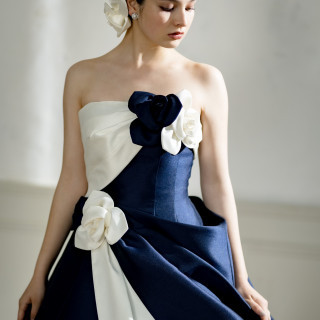 鮮烈でありながら気品に満ち溢れるエリ松居の紺白のカラードレスはザ・リッツ・カールトン大阪の雰囲気にドレスです。香
るようなエリローズに流れ出るドレープが一層エレガントに