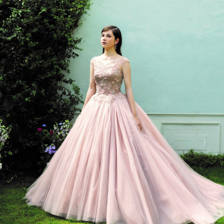チュールを幾重にも重ねた華やかなカラーのグレージュピンクが可憐なエアリー感を醸し出すロマンティックなALISAオリジナルデザインのドレスです。ALISA/ペールローズ