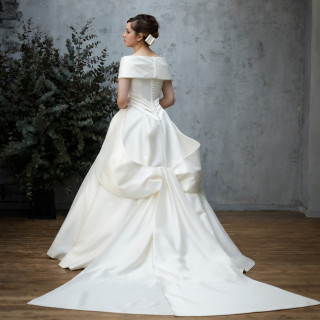 【エリ松居】ブランドです。永遠の幸せを包み込むようにデザインされたケープカラードレスは幸せな花嫁様をク
チュール感と一層上品で高貴な印象に仕上げてくれます。