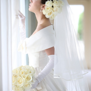ウエディングドレス界のトップとも言える「エリ松居」のドレス。花嫁の香り立つ気品を閉じ込めた一着。