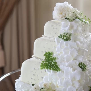 ウエディングシーンを印象的に彩るオリジナルケーキ。