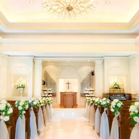 ザ・チャペル －18世紀英国ジョージアンスタイルのチャペル。真っ白な大理石とクリスタルシャンデリアを清楚な空気が包みます。－