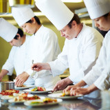 丁寧な下ごしらえ、斬新なアイディア、繊細な味付け、彩の盛りつけひと品ごとに込められたシェフ達の思いをお贈りします。