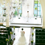長いベールや贅沢なトレーンが大理石の透き通るバージンロードと組み合わさり 気品高い後姿をかなえる