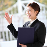 経験豊かなプロデューサーが、二人とゲストに最高の一日を贈る。