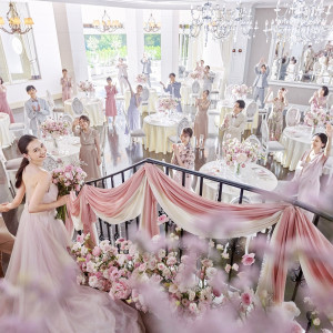 披露宴会場でも階段入場！まるでお姫様のような入場シーンは誰もが一度は憧れる。大人可愛いをテーマとした「ニース邸」|アートグレイス・ポートサイドヴィラの写真(26255666)