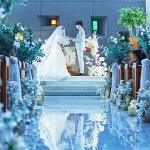 バージンロードに映り込む新郎新婦様のお姿は神秘的な美しさ|グランシャリオの写真(55201296)