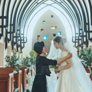 バージンロードを歩く直前にはお母様からの最後の身支度を|グランシャリオの写真(44585556)