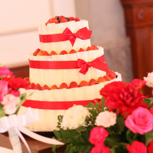 3段のウェディングケーキは花嫁さんの憧れ♪オリジナルウェディングケーキだけでなく、憧れのウェディングケーキも結婚式だからこそ叶えられますよね♪|グランシャリオの写真(6504740)