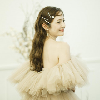 試着の段階でアクセサリーを付けたりブーケを持って撮影できる。打合せもかけがえのない時間に。