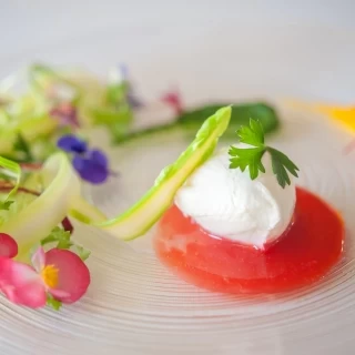 人生最良の日だから配慮と工夫を凝らした最高のお料理を。想いを込めて作り出された逸品。