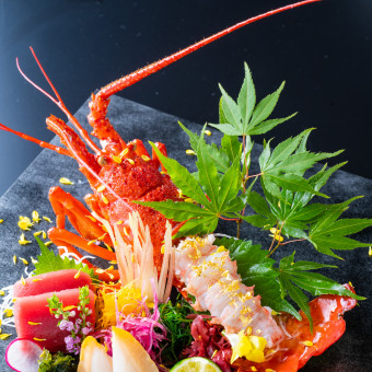 料理人が素材を吟味し腕によりをかけて創る料理はおふたりのウエディングをより華やかに彩ります