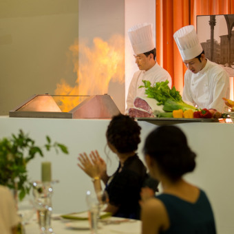 ゲストの目の前で調理をする『ライブキッチン』は披露宴を盛り上げる人気の演出！