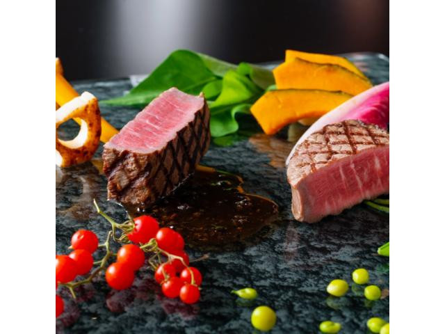オープンキッチンから香り立つ評判の料理を味わえる試食会！