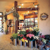 専属のフローリストが常駐する花屋さんもあるのでフラワーアレンジも思いのまま
