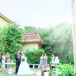 プライベートガーデンでゲストと楽しくお話を|プリムローズ/FIVESTAR WEDDINGの写真(34039005)