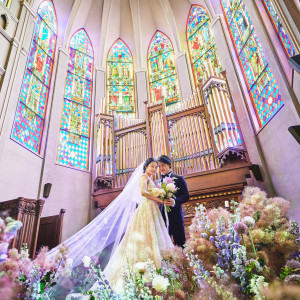 ステンドグラスから優しい光が降り注ぐ大聖堂|プリムローズ/FIVESTAR WEDDINGの写真(42645132)