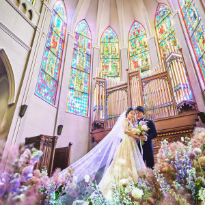 ステンドグラスから優しい光が降り注ぐ大聖堂|プリムローズ/FIVESTAR WEDDINGの写真(43081954)