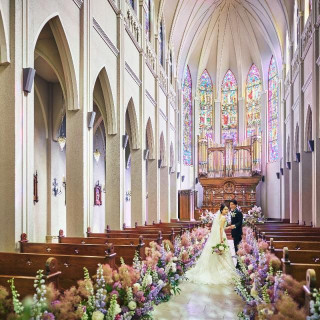 プリムローズ色に輝く本格大聖堂で心に残るウェディング