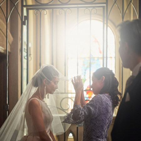 【ベールダウン】新婦を災いから守る魔除けの意味や、これまで愛情たっぷりに育てた母親が手伝う最後の身支度