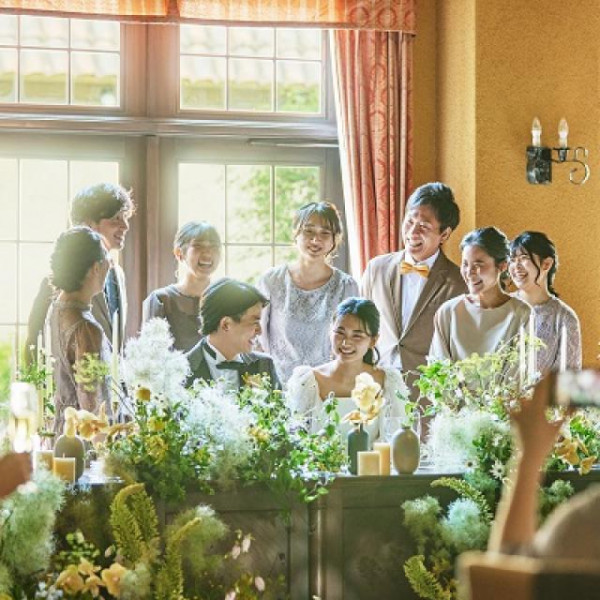 陽の光が差し込む会場で会話やお写真を楽しむ