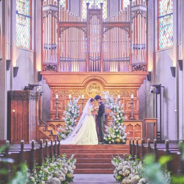 プリムローズ色に輝く本格大聖堂で心に残るウェディング