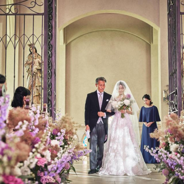 バージンロードはこれまでの人生を表す。親御様とのかけがえのない瞬間に