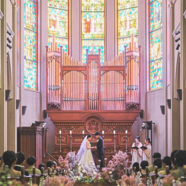 プリムローズ（桜草）色に輝く由緒正しいステンドグラスが特徴の大聖堂