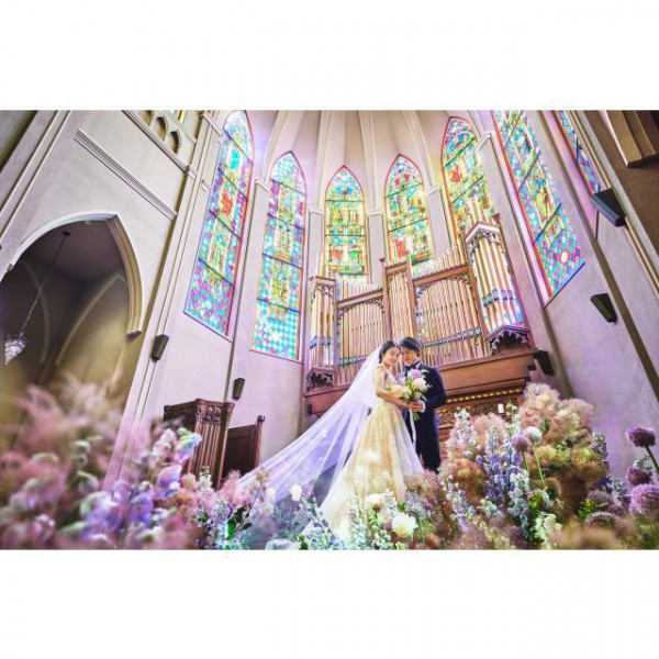 プリムローズ(桜草)色に輝くステンドグラスは見る人の心に残る