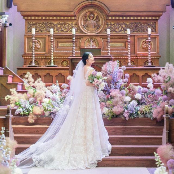 ドレスの映える大聖堂でフォトジェニックな一枚