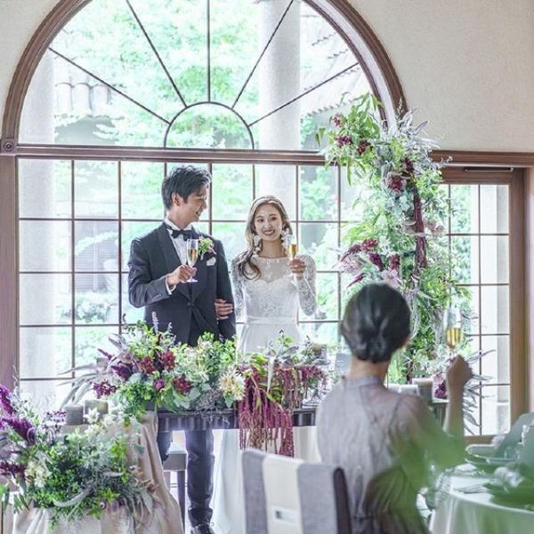 陽の光が差し込む温かな会場にて楽しいパーティを演出