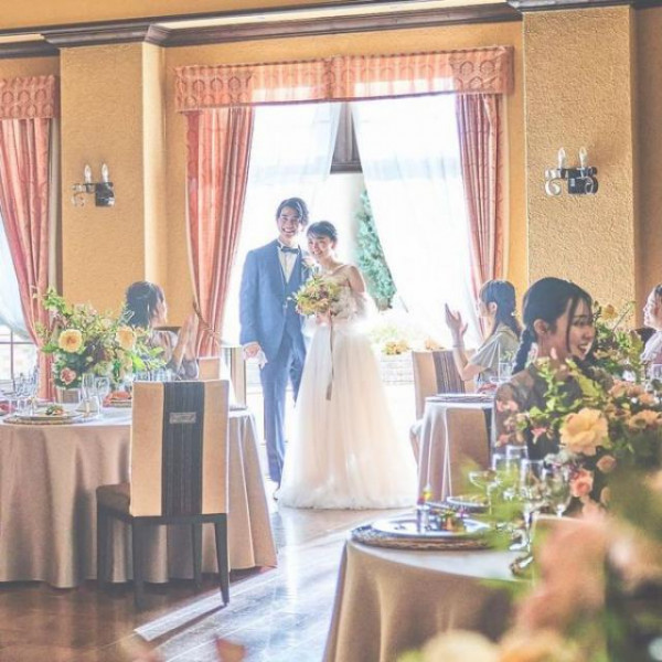 陽の光が差し込む会場でゲストとアットホームな時間を