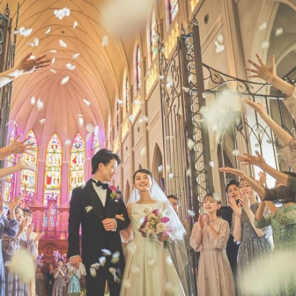 フラワーシャワーの演出で祝福の時間を