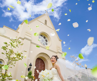 清々しい風が花嫁のベールをやさしく舞い上げ、周りのすべてがふたりを祝福してくれるようです
