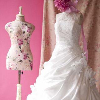 花嫁様のウエディングドレスはサイズオーダー制ピッタリなドレスで最幸の一日をお過ごしいただけます