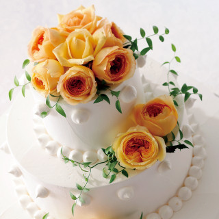 シンプルな丸型3段のケーキをお好きな花でアレンジ♪自分色に染めれます☆