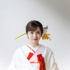 白無垢も刺繍や色合いによって雰囲気が異なります。スタイリストと一緒にお顔映えする白無垢のチョイスをしてみてください|弘前パークホテルの写真(26622723)