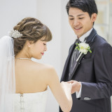 手を取り合って