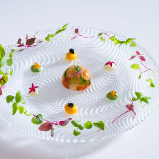 【アミューズ】岡崎うおはんのスモークチキンとエビと野菜のクリスタルドーム