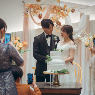 純白のクリームに包まれたケーキはシンプルな中にもナチュラルグリーンが映えるデザイン