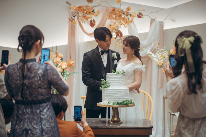 純白のクリームに包まれたケーキはシンプルな中にもナチュラルグリーンが映えるデザイン