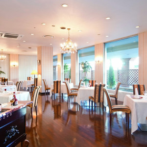 窓から自然光が溢れるお洒落なレストランでは豊富なワインと美食を楽しめる|石巻グランドホテルの写真(547797)