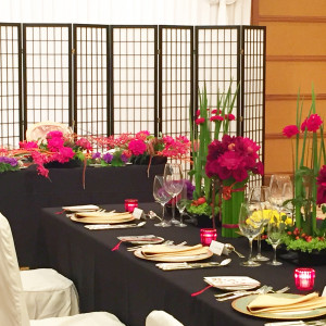 和服が映える和のコーディネート。ロングテーブルを使ったゲストと距離が近い披露宴も。|石巻グランドホテルの写真(11043708)
