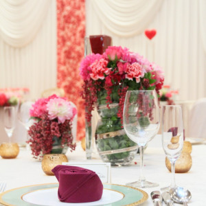 会場のお花は、お衣装やテーブルクロスの色を活かした色味で、コーディネートいたします♪|石巻グランドホテルの写真(464076)
