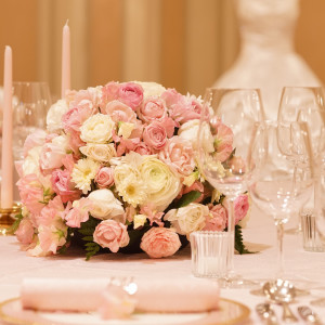 ピンクとバラをテーマとした卓上装花|石巻グランドホテルの写真(1849042)