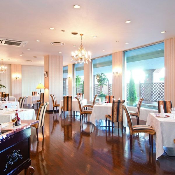 窓から自然光が溢れるお洒落なレストランでは豊富なワインと美食を楽しめる|石巻グランドホテルの写真(547797)
